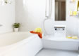 浴室の壁や床の水を拭き取る